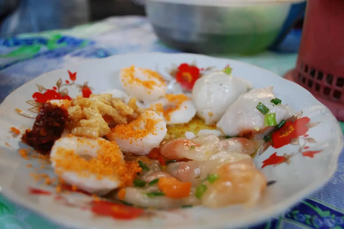 A plate of Hue rice cakes: banh beo, banh it and banh bot loc with shrimp, crackling and chilli